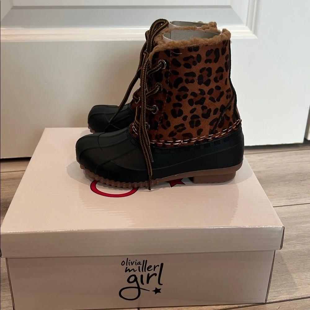 Olivia Miller Girl! Girls leopard print snow rain faux fur lined boots size 10